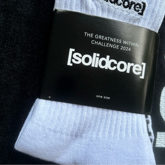 solidcore grippy socks + solidcore towel - Picture 3 of 7